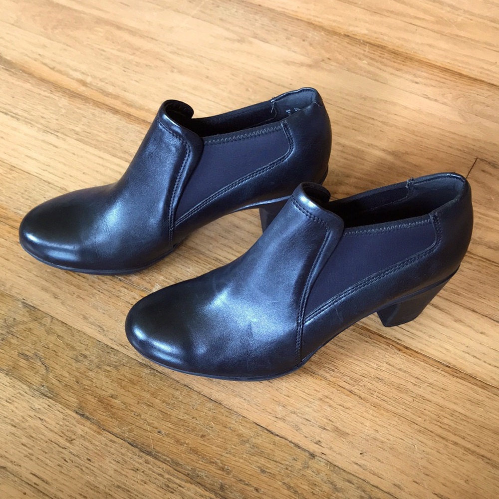 Clarks Artisan heeled black booties US size 8.5